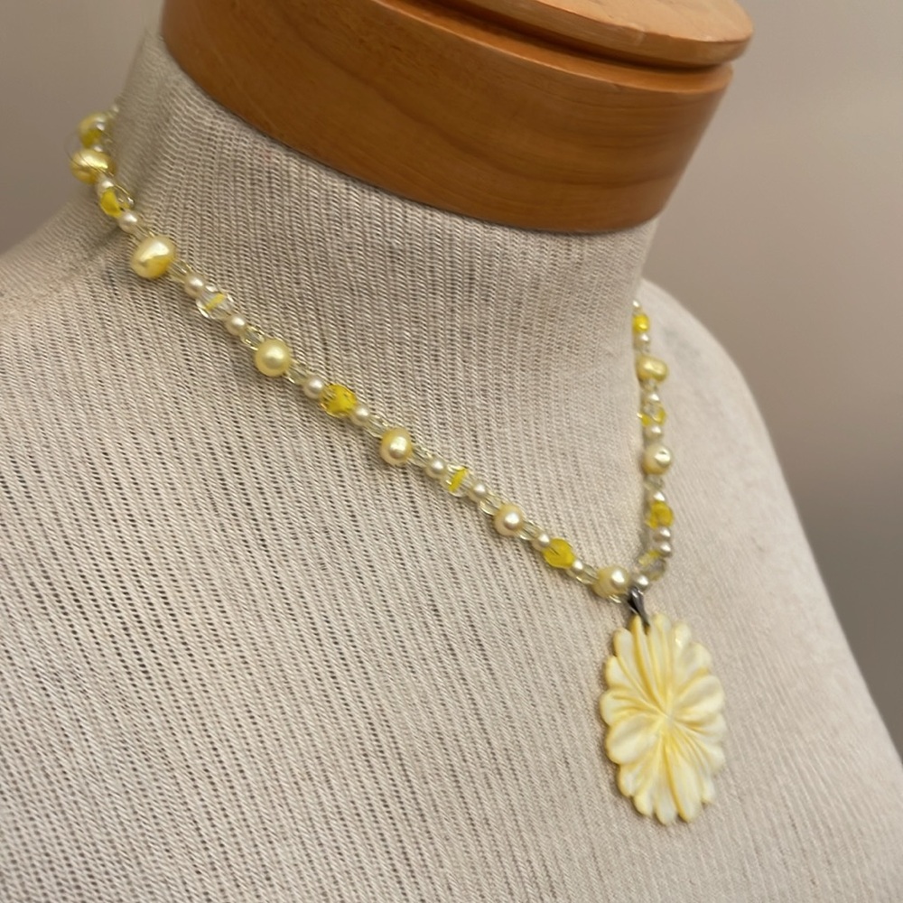 Vintage Yellow Carved Mother of Pearl Flower Pendant & Real Pearl Necklace - Picture 10 of 15